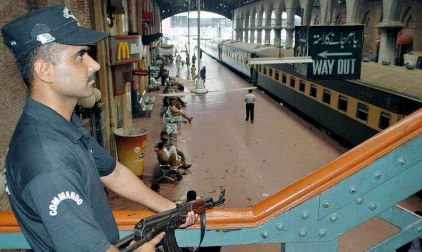لاہور، سیکورٹی کے پیش نظر ریلوے سٹیشن پر پولیس اہلکار الرٹ ..