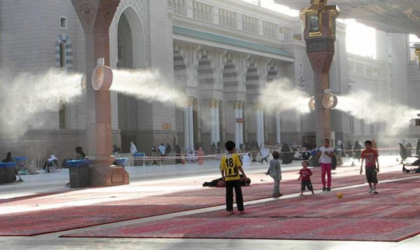 مکہ مکرمہ، شدید گرمی کے باعث مسجد نبوی کے بیرونی صحن میں ..