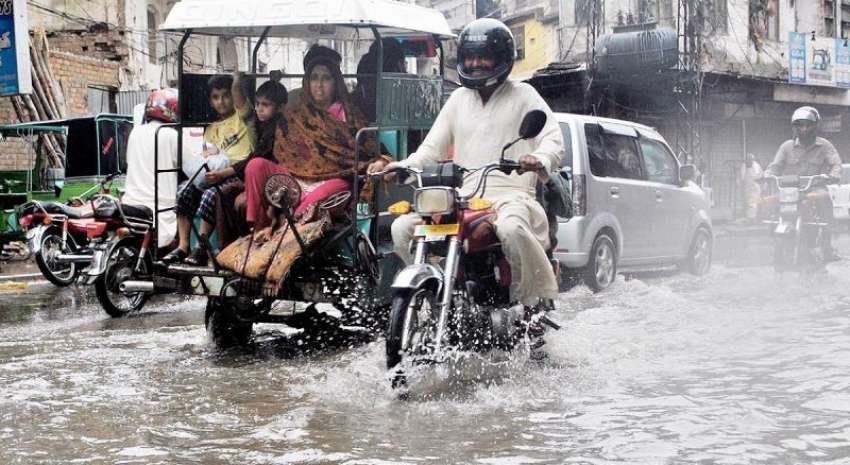 راولپنڈی، شدید بارش کے بعد ایک سڑک ندی کا منظر پیش کر رہی ..