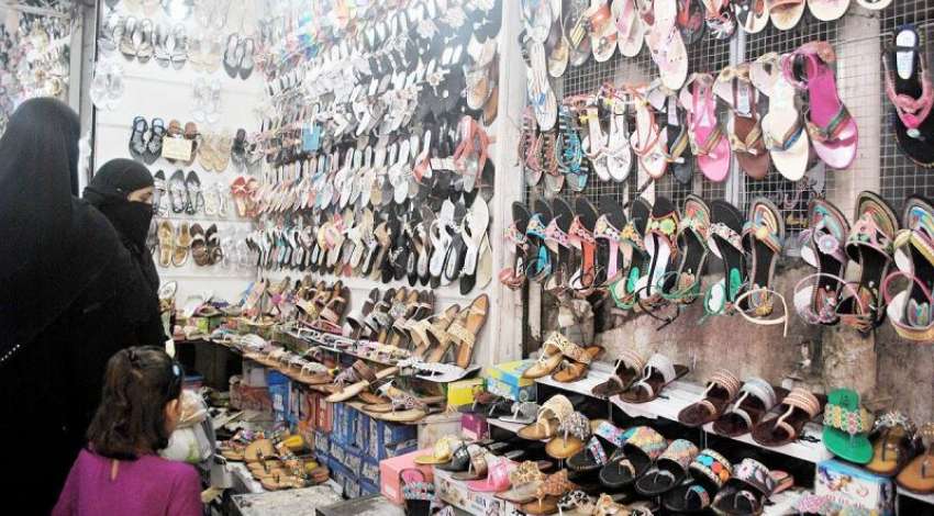 راولپنڈی، عید الفطر کے پیش نظر خواتین شاپنگ کر رہی ہیں۔