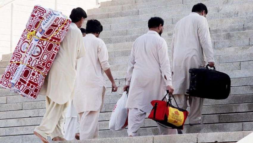 اسلام‌آباد، اعتکاف میں بیٹھنے کیلئے معتکفین اپنا سامان ..
