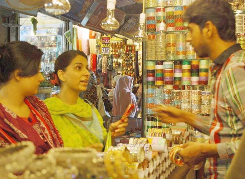 لاہور، انارکلی بازار میں خواتین عید کے حوالے سے شاپنگ کر ..