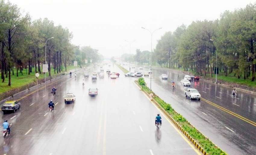 اسلام‌آباد، دارالحکومت میں بارش کے بعد سڑکیں پانی میں‌ ..