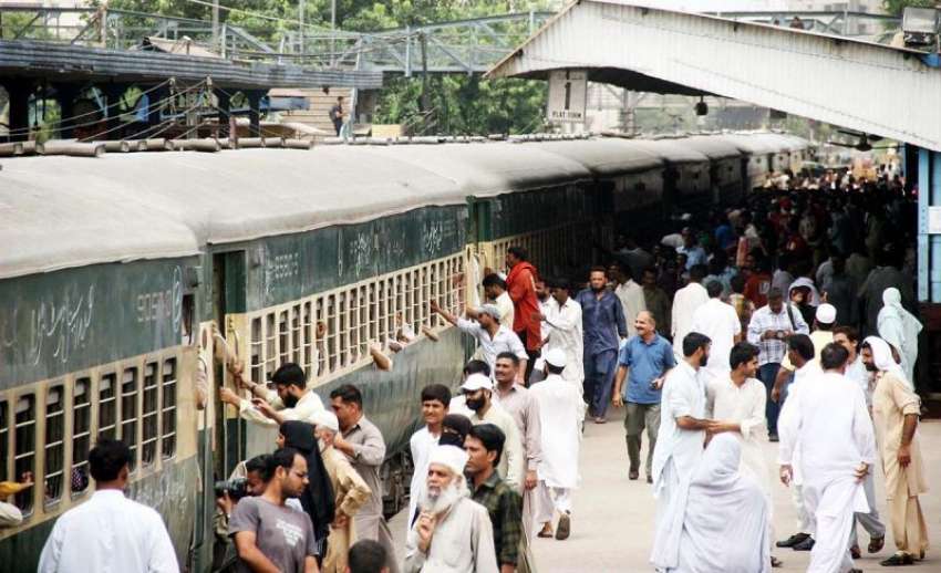 کراچی: عیدالفطر پر پشاورکیلئے چلائے جانیوالی خصوصی ٹرین ..