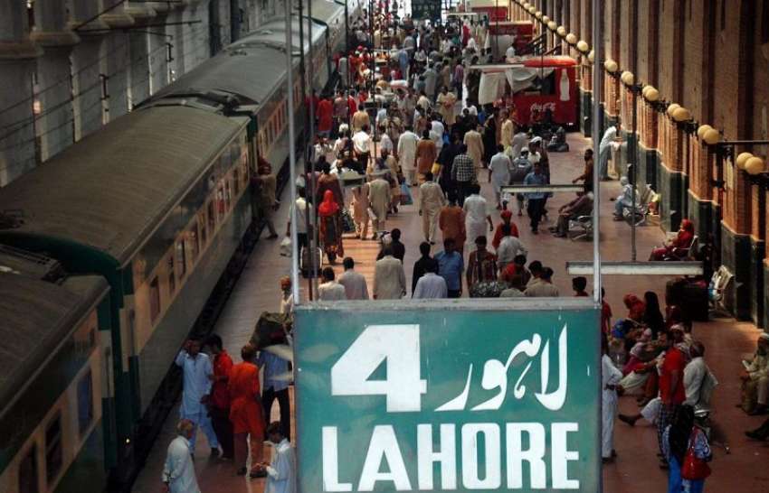 لاہور:ریلوے اسٹیشن پر اپنے گھروں کو جانیوالے پردیسیوں کا ..