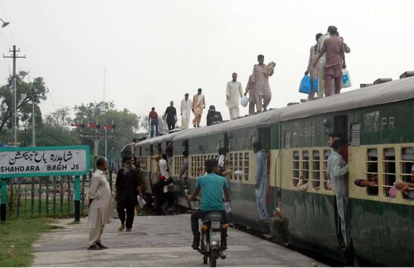 لاہور: جگہ کی عدم دستیابی کے باعث مسافر ریل گاڑی کی چھت پر ..