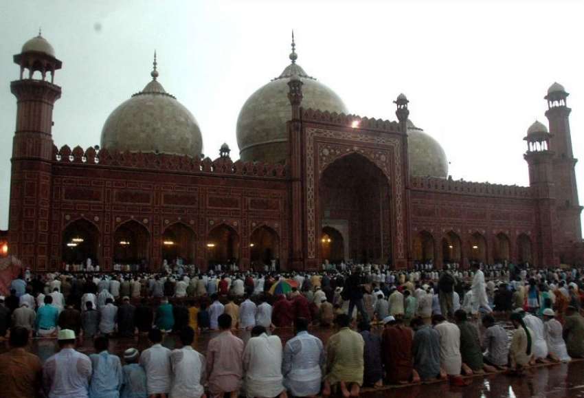 لاہور، بادشاہی مسجد میں شہری نماز عید ادا کر رہے ہیں۔ 