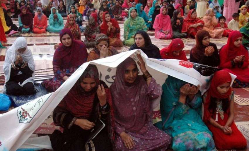 لاہور، بادشاہی مسجدمیں خواتین بارش کے دوران نماز عید کی ..
