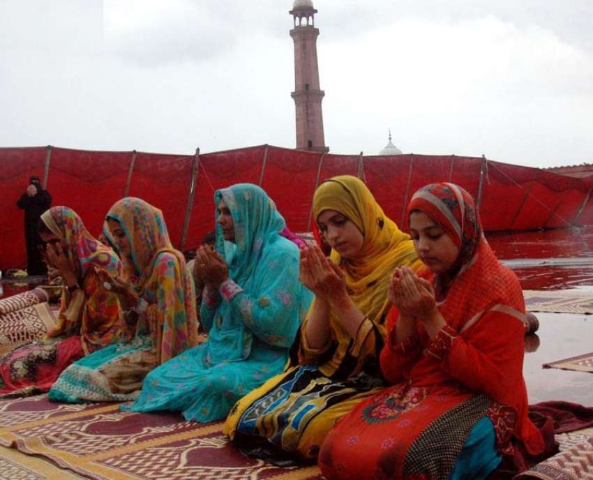 لاہور، بادشاہی مسجدمیں خواتین بارش کے دوران نماز عید کی ..