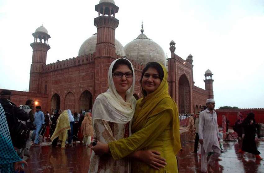 لاہور، نمازعیدکے بعدخواتین ایک دوسرے سے عید مل رہی ہیں۔