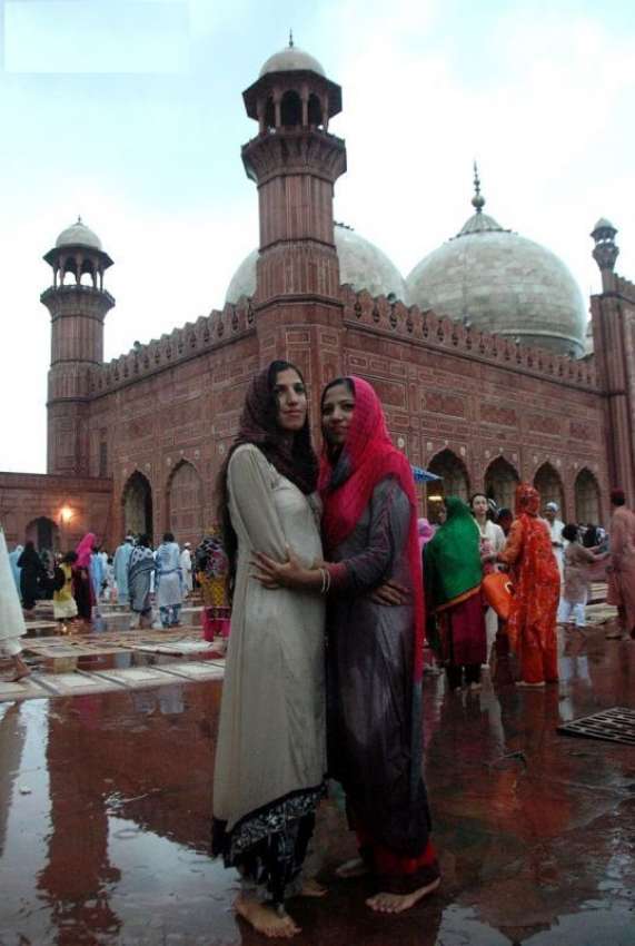 لاہور، نمازعیدکے بعدخواتین ایک دوسرے سے عید مل رہی ہیں۔