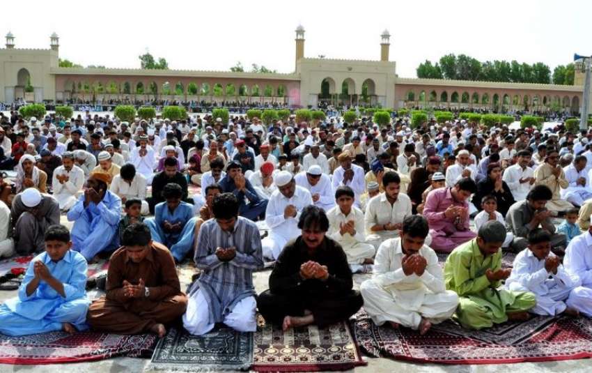 حیدر آباد، نماز عید کی ادائیگی کے بعد دُعا مانگی جا رہی ہے۔