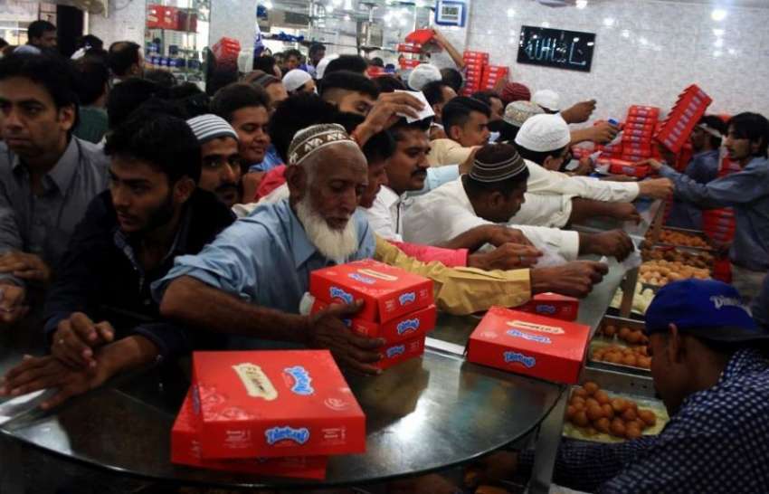 کراچی، عید کے دن ایک مٹھائی کی دوکان پر خریداروں کا رش۔