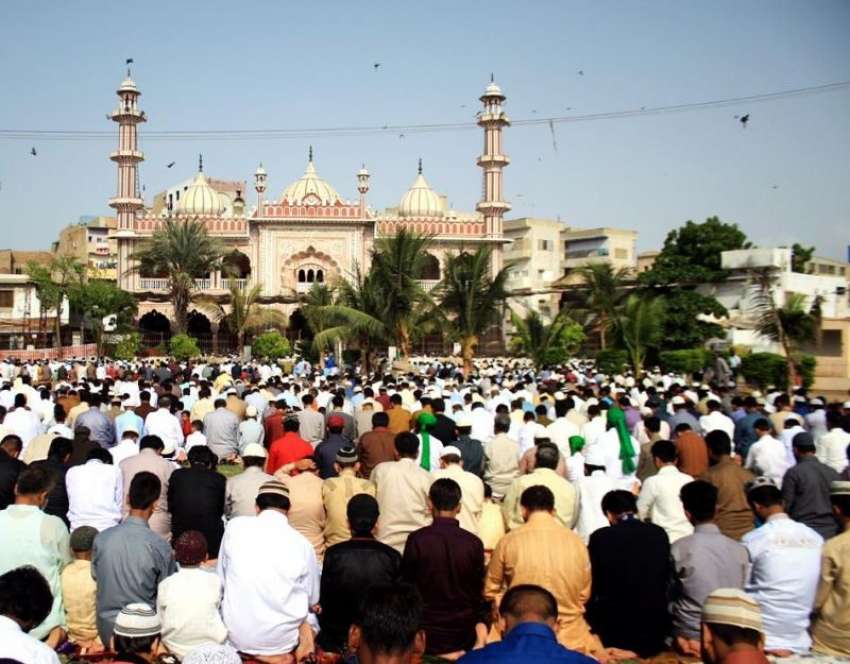 کراچی، ایک مقامی مسجد میں لوگ نماز عید ادا کر رہے ہیں۔