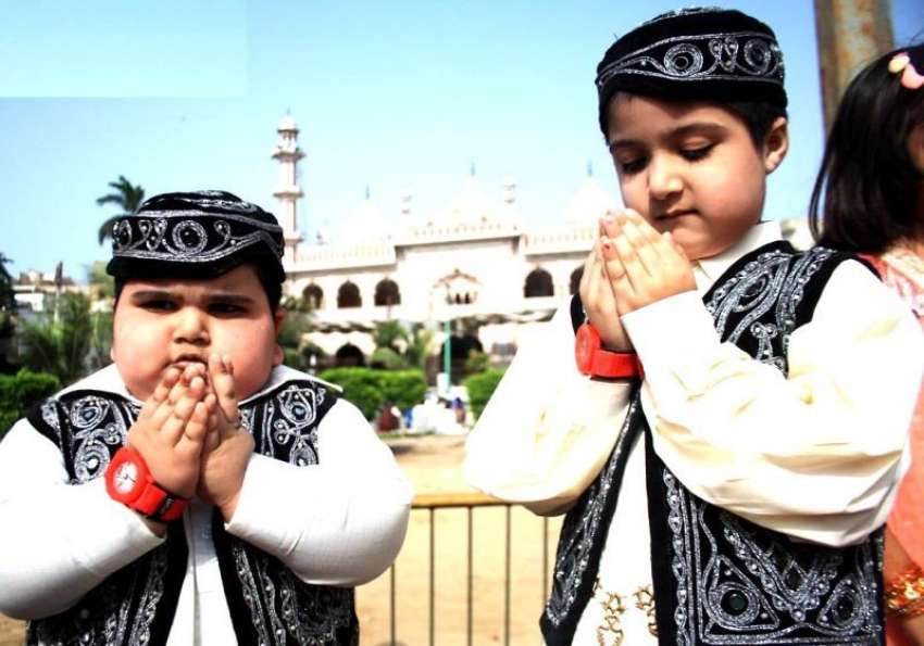 کراچی، پیارے پیارے بچے نماز عید کے بعد دُعا مانگ رہے ہیں۔ ..