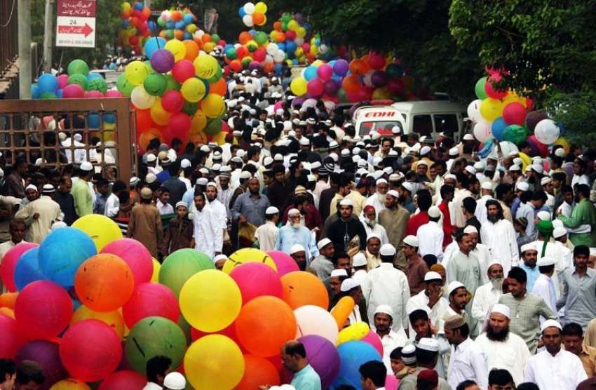 کراچی، بچوں اور بڑوں کی ایک بڑی تعداد عید گاہ میں نماز عید ..