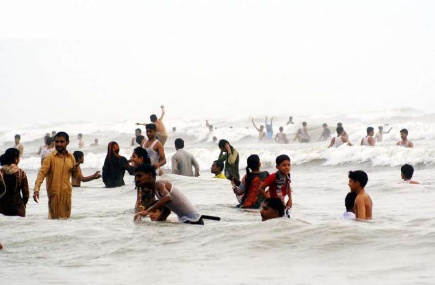 کراچی، ساحل سمندر پر عید کے دن نہانے والوں کا رش لگا ہے۔