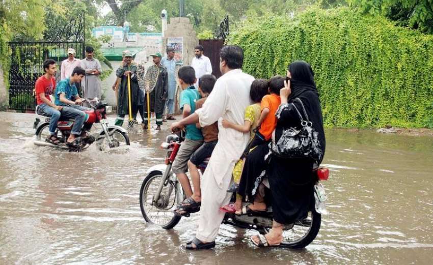 لاہور، صوبائی دارالحکومت میں بارش کے بعد سڑک پر پانی کھڑا ..
