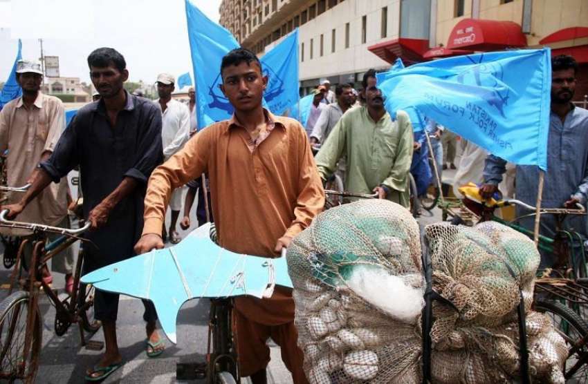 کراچی: ساحل سمندر پر پابندی لگنے کیخلاف مچھیرے احتجاج کر ..