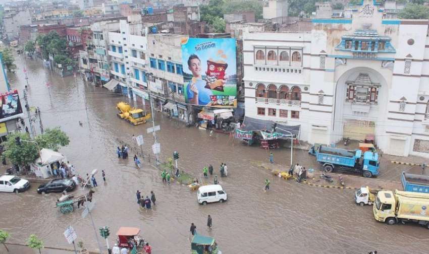 لاہور، صوبائی دارالحکومت میں ہونے والی بارش کے بعد لکشمی ..