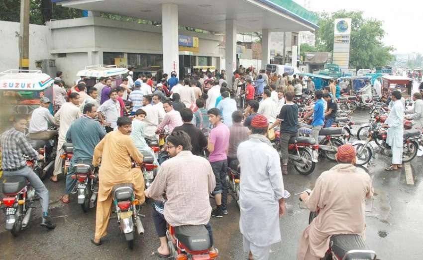 لاہور، شہر میں بیشتر پیٹرول پمپ کی بندش کے باعث ایک کھلے ..
