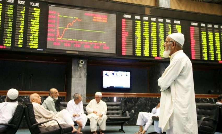 کراچی: ایک اسٹاک بروکر انڈیکس بورڈ پر مارکیٹ کی صورتحال ..