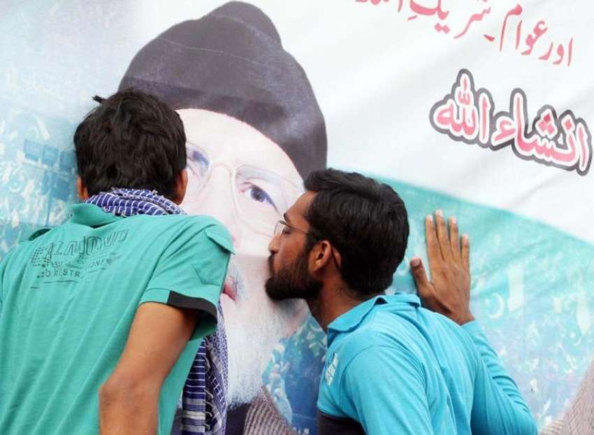 اسلام‌آباد، قومی اسمبلی کے سامنے انقلاب مارچ میں شریک نوجوان ..