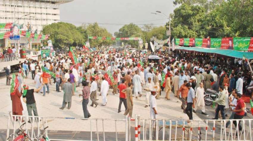 لاہور، تحریک انصاف کے کارکنوں نے پنجاب اسمبلی کے سامنے احتاجی ..