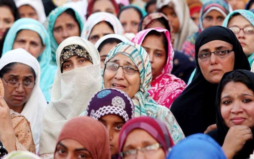 اسلام آباد، انقلاب مارچ کے دھرنے میں‌شریک خواتین کارکن ..