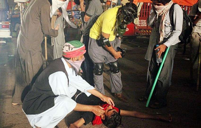 اسلام آباد، پاکستان عوامی تحریک کے کارکن پولیس کی آنسو گیس ..