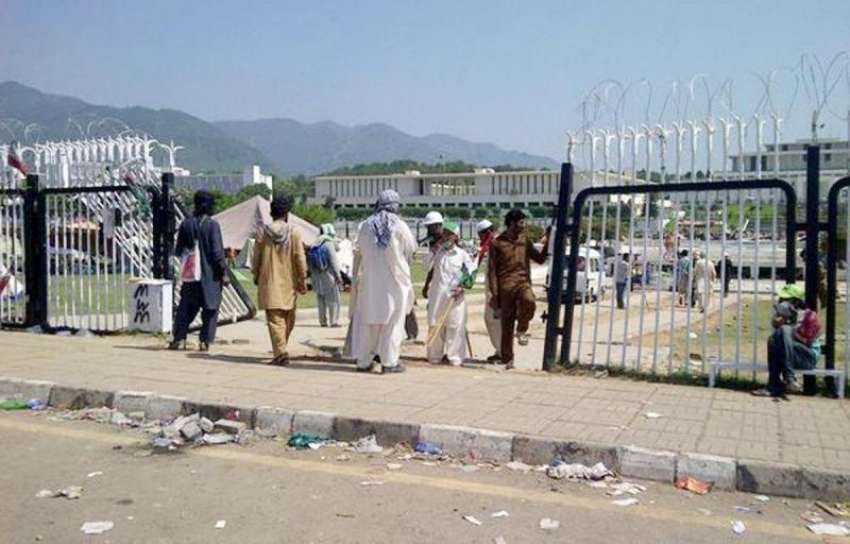 اسلام‌آباد، تحریک انصاف اور عوامی تحریک کے مظاہرین نے پارلیمنٹ‌ ..