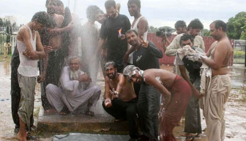 اسلام‌آباد، پاکستان عوامی تحریک کے کارکن ٹوٹے پائپ سے نکلنے ..