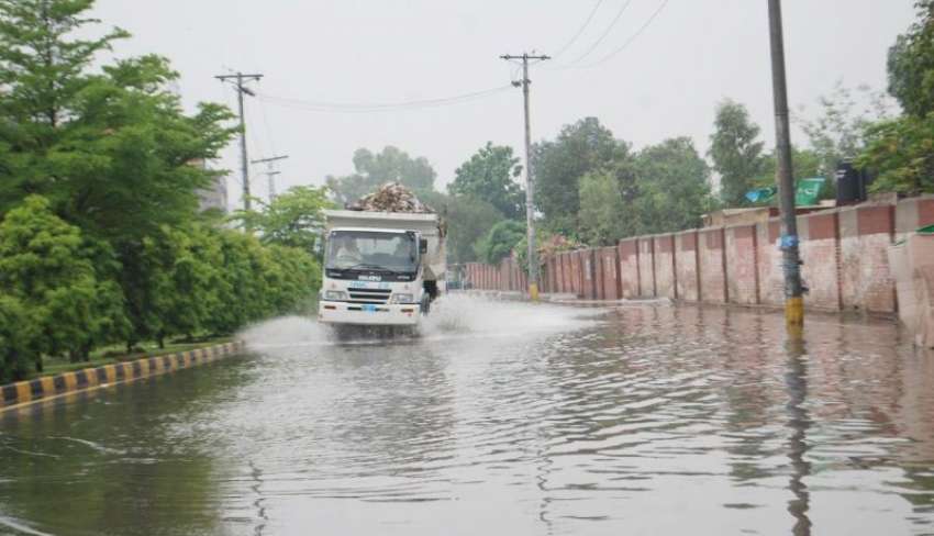 فیصل آباد، شدید بارش کے بعد علامہ اقبال روڈ کا علاقہ تالاب ..
