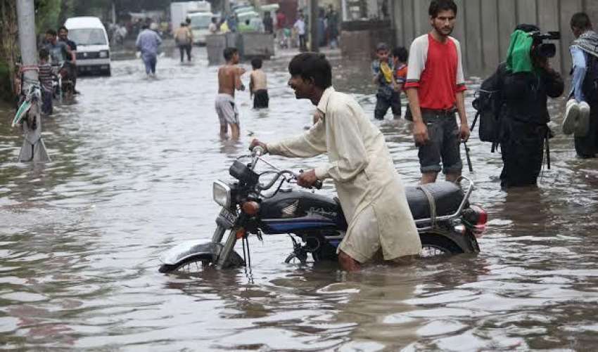 لاہور، صوبائی دارالحکومت میں متواتر بارش کے بعد ایک سڑک ..