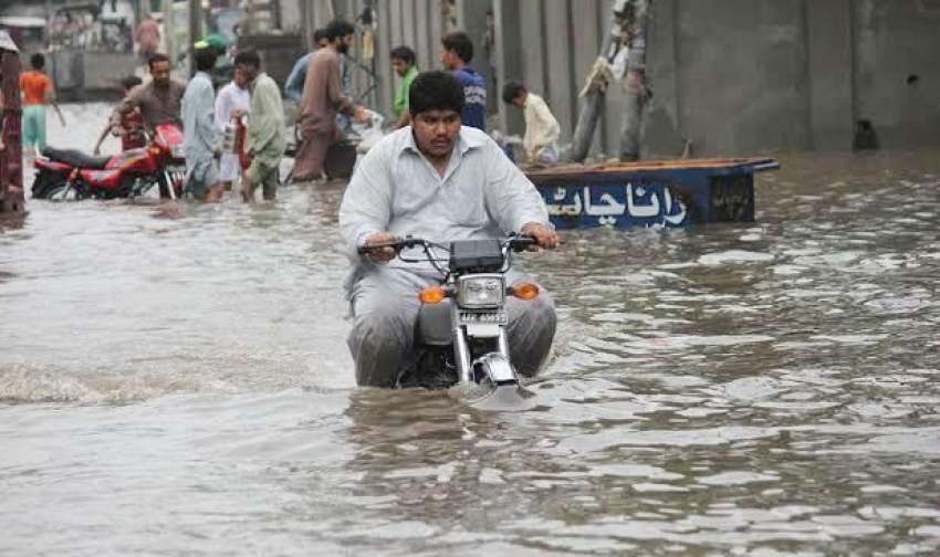 لاہور، صوبائی دارالحکومت میں متواتر بارش کے بعد ایک سڑک ..