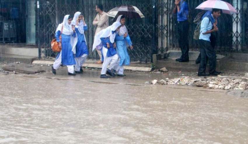 راولپنڈی، شدید بارش میں طالبات چھتریاں تانے سکول جا رہی ..