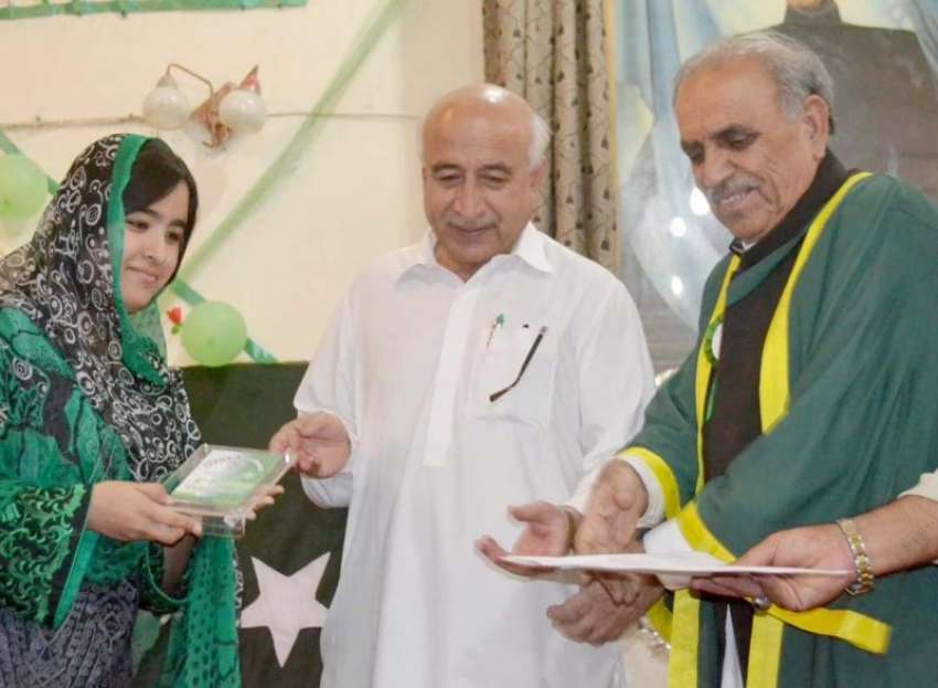 کوئٹہ، وزیراعلی بلوچستان ڈاکٹر عبدالمالک بلوچ کو بوائز ..