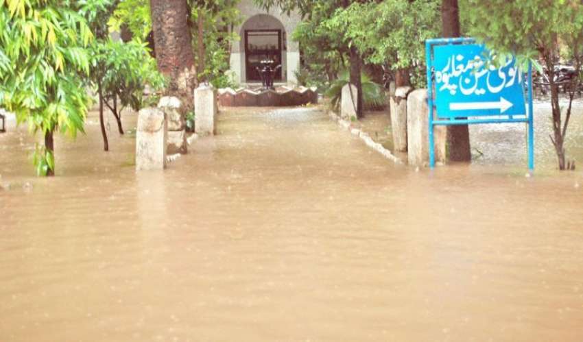 لاہور، مسلسل بارش کے بعد تھانہ مغلپورہ کی عمارت پانی میں ..