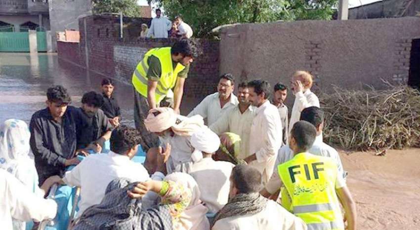 حافظ آباد، جماعت الدعوة کے رضا کار سیلاب سے متاثرہ افراد ..
