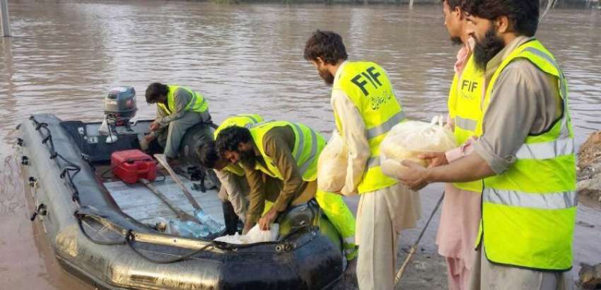 لاہور، فلاح انسانیت فاؤنڈیشن کے رضا کار رچنا ٹاؤن کے علاقے ..