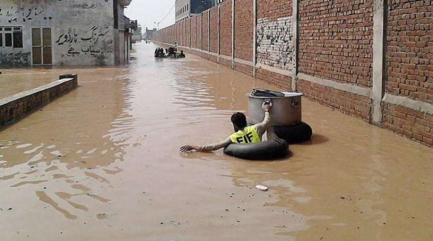 لاہور، فلاح انسانیت کا رضا کار رانا ٹاؤن میں سیلابی پانی ..
