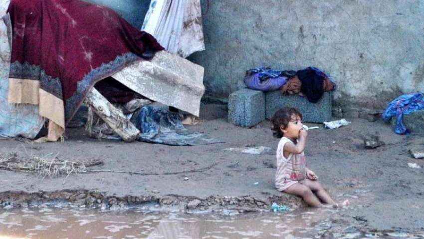 راولپنڈی، سیلاب سے متاثرہ علاقے کے ایک گھر میں‌کمسن بچہ ..