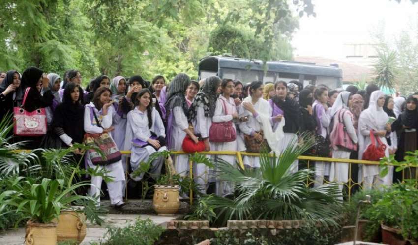 راولپنڈی، انٹر کے نتائج کے موقع پر وقار النسا کالج کی طالبات ..