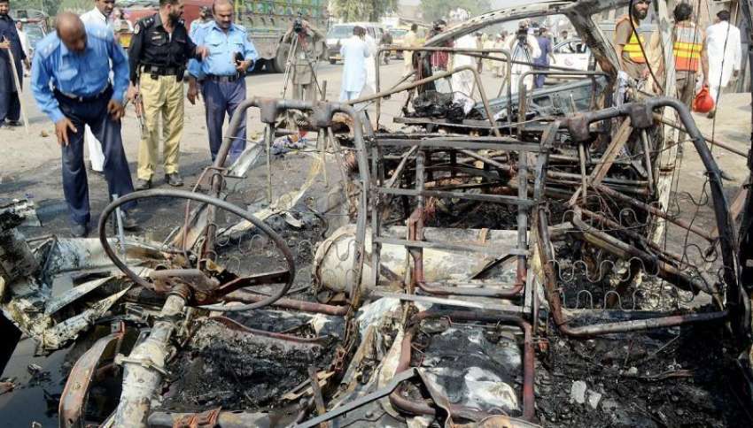 پشاور، بازید خیل میں مسافر وین بم دھماکا کے بعد تباہ ہونے ..