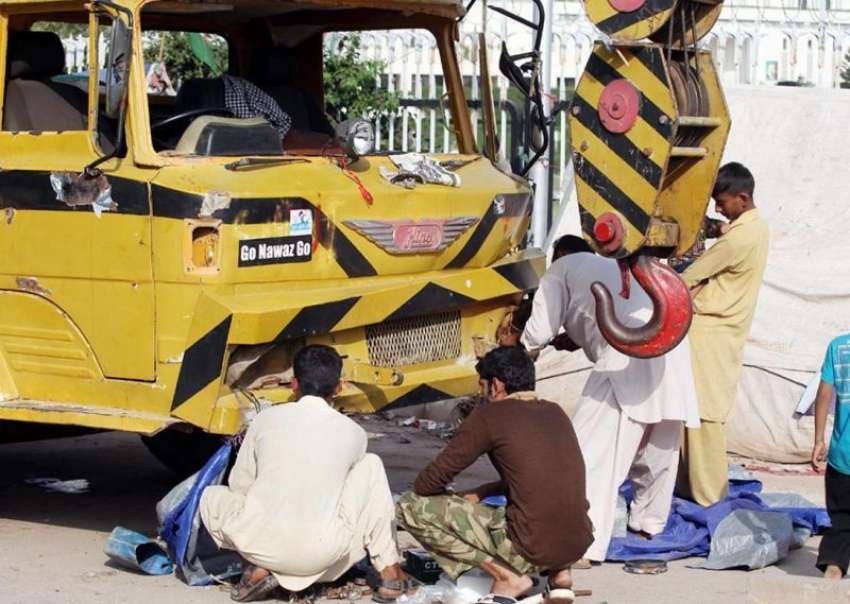 اسلام‌آباد، پاکستان عوامی تحریک کے کارکن ایک کرین کی مرمت ..