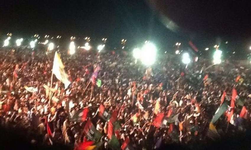 کراچی، عوام کی بڑی تعداد پیپلز پارٹی کے جلسہ میں‌ شریک ہے۔