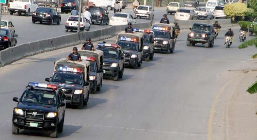 راولپنڈی، محرم الحرام کے موقع پر پولیس کی گاڑیاں فلیگ مارچ ..