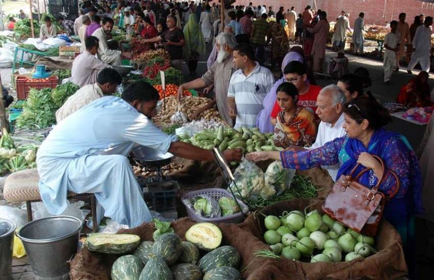 لاہور، شہری اتوار بازار میں سبزیاں خرید رہے ہیں۔