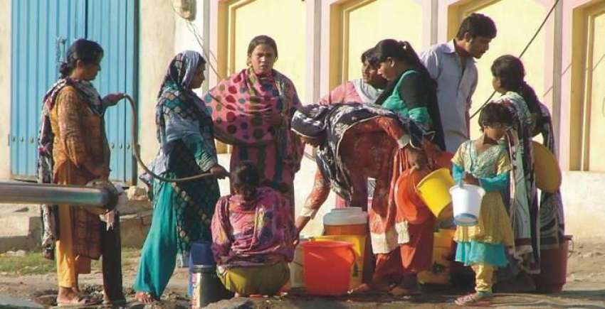 سرگودھا: پینے کے صاف پانی کے حصول کیلئے خواتین نل سے پانی ..