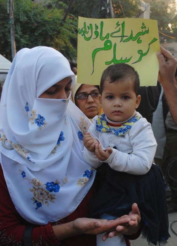 لاہور، پاکستان عوامی تحریک ویمن ونگ کے احتجاجی میں ایک خاتون ..